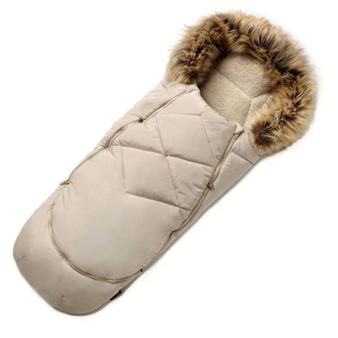 Biely exkluzívny detský fusak na krst s kožušinou a výšivkou v kočíku