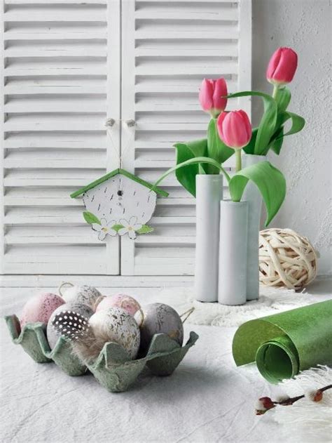 Jarná výzdoba interiéru s kvetmi a pastelovými farbami