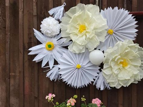 Detail papierových kvetov na okne