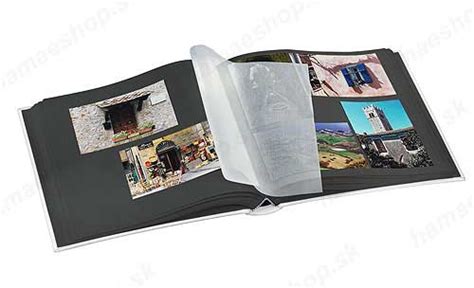 Tematická fotografia rôznych samolepiacich albumov s otvorenými stranami ukazujúcimi jednoduchosť vkladania fotografií