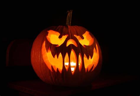 Ilustrácia znázorňujúca Jack-o'-lantern - vydlabanú tekvicu s vyrezanou tvárou a zapálenou sviečkou.