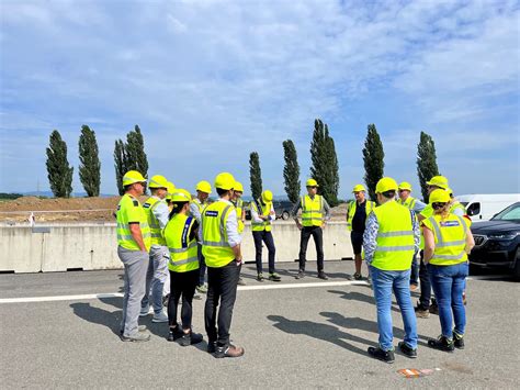 ilustrácia oslavy s rodinou a priateľmi, prípadne skupinové stretnutie na Slovensku