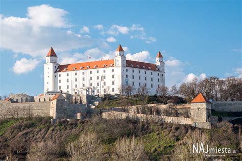 ilustračné foto: Bratislavský hrad v zimnej atmosfére s vianočnou výzdobou