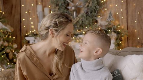 Dominika Mirgová spieva vianočnú pieseň
