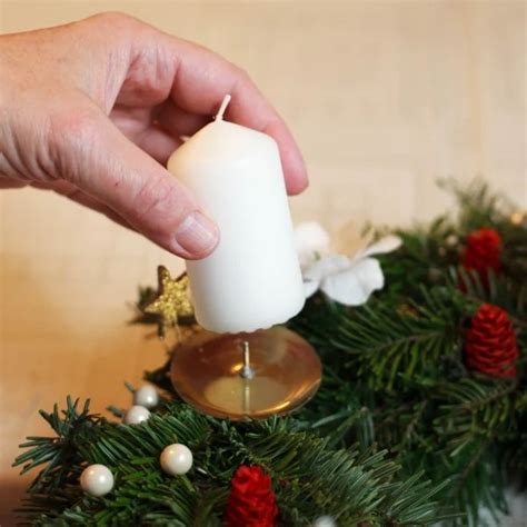Príprava drôteného základu a narezanej čečiny na adventný veniec