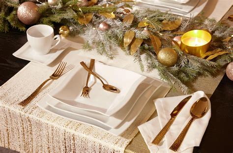 Vianočné prestieranie s prvkami zavesenej vetvičky a svetielok.