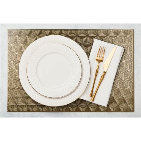 Elegantné prestieranie v bielej a zlatej farbe s osobným akcentom.