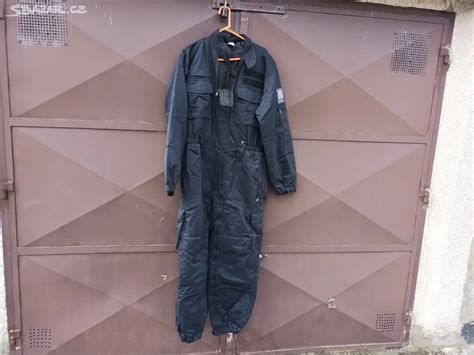 Schéma zloženia kostýmu špeciálnej jednotky: kombinéza, vesta, doplnky