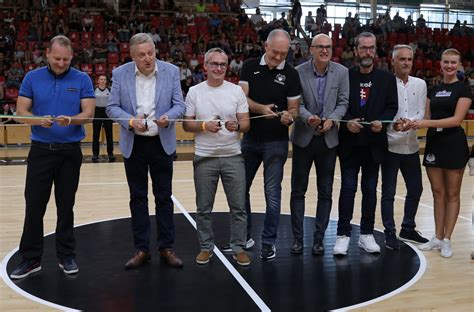 Záber na účastníkov konferencie a rečníkov v športovej hale Elán
