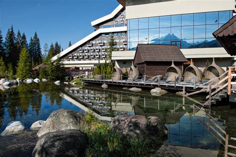 Záber na Hotel Permon s panorámou Vysokých Tatier a Kriváňa