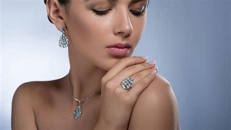 Ukážka rôznych druhov šperkov a bižutérie pre mladé dievčatá