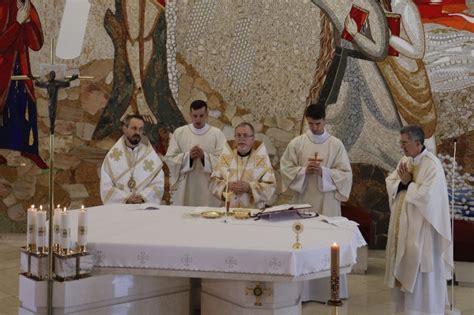 Ilustračné foto dieťaťa prijímajúceho Eucharistiu počas svätej omše