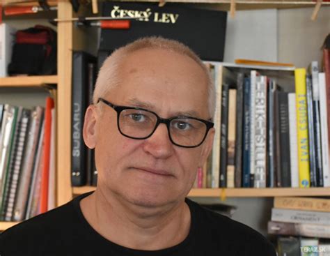 František Lipták pri práci na scénografii v divadle
