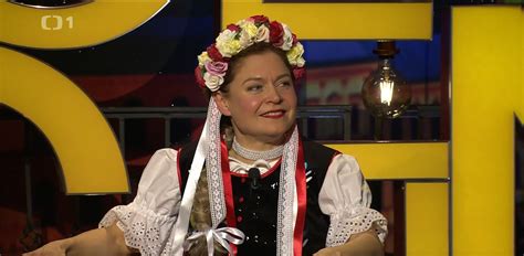 Zuzana Tajek Piešová v kroji pri dokumentovaní tradičných zvykov