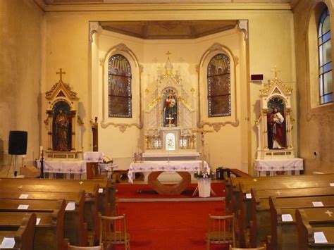 Pohľad na vianočne ozdobený oltár v kostole