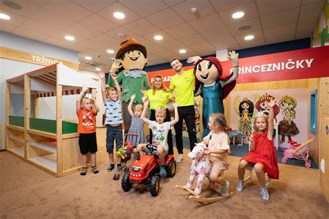 animátori hrajúci sa s deťmi na tematickej oslave