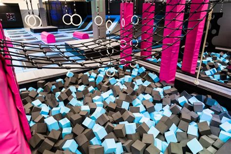 interiér trampolínového parku s rôznymi atrakciami