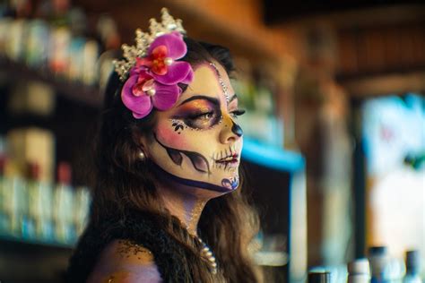 tvár namaľovaná ako calavera (cukrová lebka)