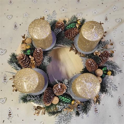 Adventný veniec vyzdobený Kanzashi kvietkami a vianočnými ozdobami