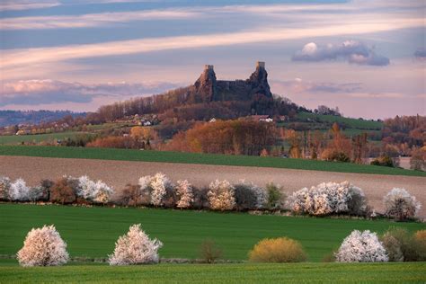 Panoramatická fotografia Pastierskych polí s kostolíkmi a okolitou krajinou