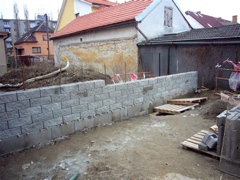 Betónový múr oddeľujúci Betlehem s umeleckými graffitmi a posolstvami
