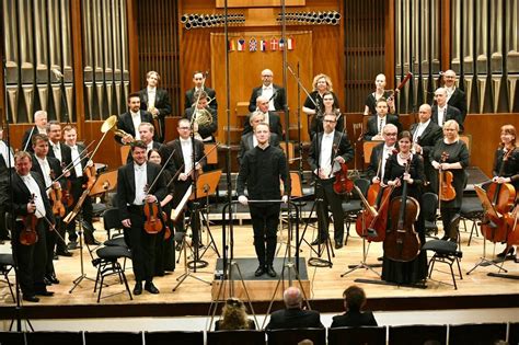 Tematické foto huslistu Vladimíra Jablokova s orchestrom na veľkom pódiu