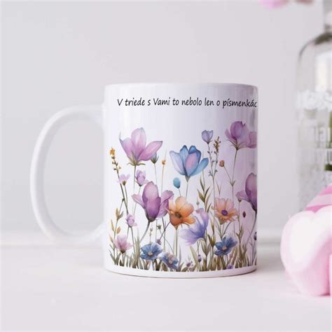 Ukážka rôznych typov darčekov pre učiteľov: písacie potreby, personalizovaný hrnček, kniha, externá nabíjačka