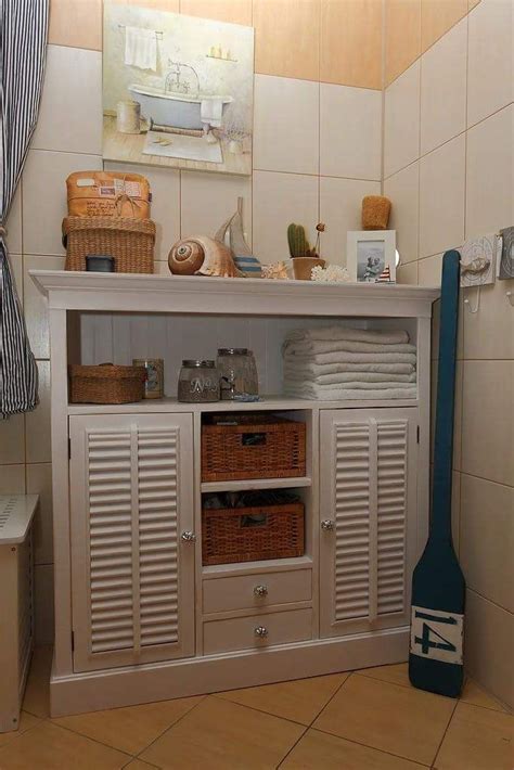 Interiér provensálskej kuchyne s dreveným nábytkom a keramickými doplnkami