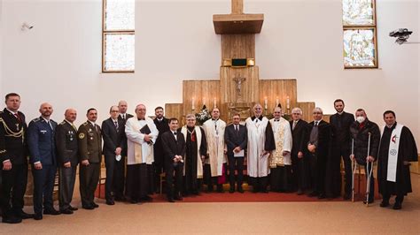 Fotografia zhromaždenia baptistickej cirkvi pri bohoslužbe.