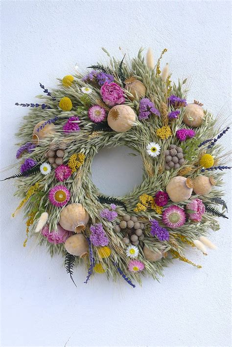 Detail venca zdobeného šušenými slamienkami, šípkami a vetvičkami ihličnanov