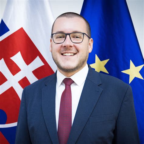 Ukážka venca vytvoreného pomocou aranžovacej hmoty s rôznymi druhmi vetvičiek a jesenných plodov