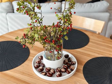 Príklad jesenného venca na hlavu zdobeného listami, bobuľami a drobnými vetvičkami