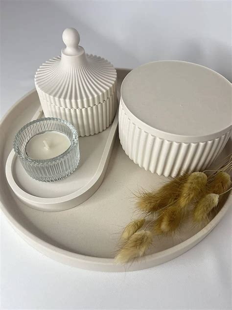 Rôzne ozdobné podnosy v štýle vintage a shabby chic