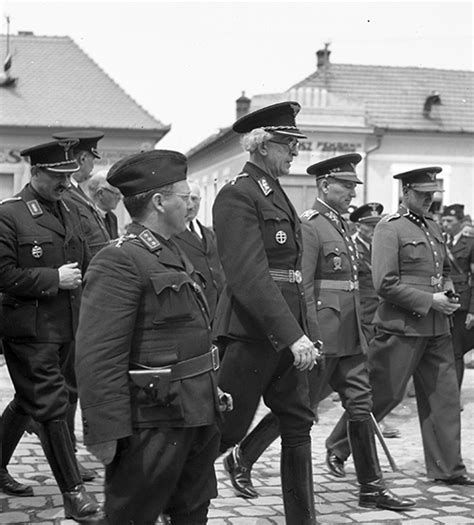 Dobová fotografia príslušníkov Hlinkovej gardy s pozdravom Na stráž!