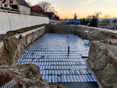 Avokádová kôstka pred a po čistení, s vyznačením vrchnej a spodnej časti
