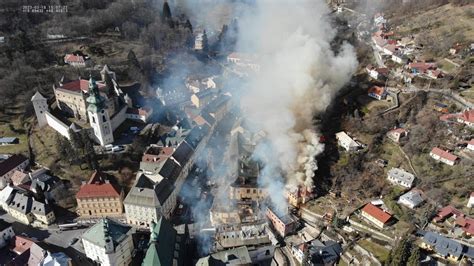 Romantická svadobná fotografia v historickom centre Banskej Štiavnice s Kalváriou v pozadí