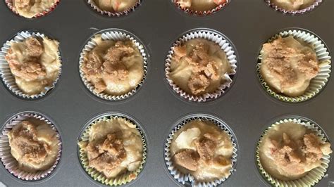 Hotové yorkshirské pudingy v forme na muffiny