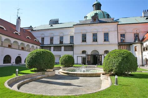 Zámok Topoľčianky - exteriér s fontánou, slávnostne vyzdobené nádvorie