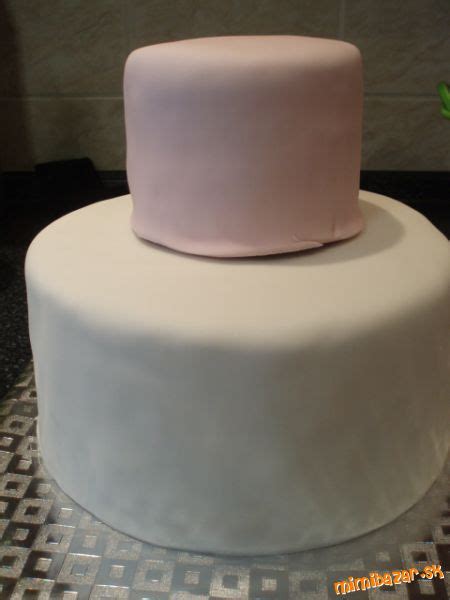 Ilustrácia poschodovej torty s rôznymi chuťami