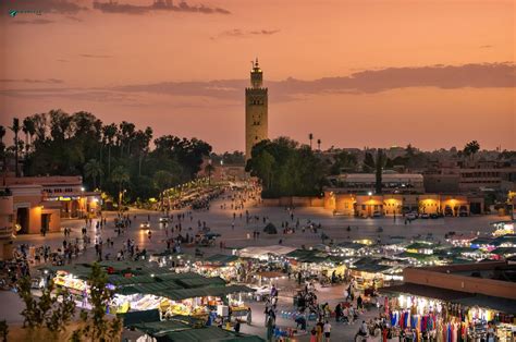 Tematické foto: Panoramatický výhľad na námestie Jemaa el-Fnaa za súmraku z terasy reštaurácie, s osvetlenou mešitou