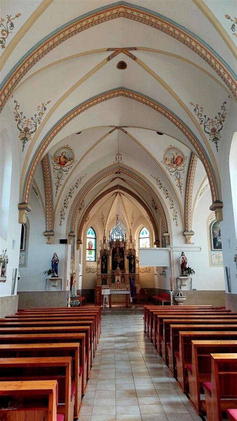 Architektonická skica alebo fotografia interiéru Chrámu Narodenia Panny Márie v Bartošovciach