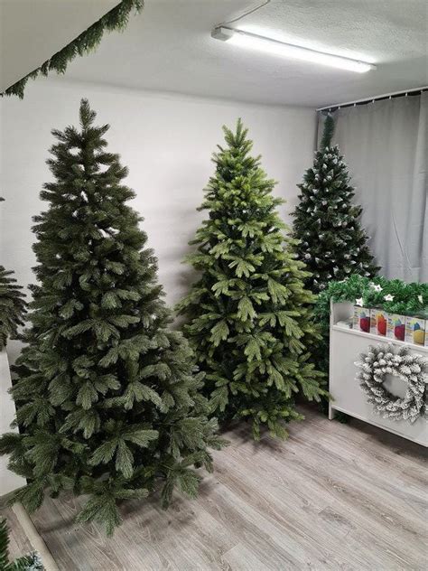 Koláž s vizualizáciou rôznych výšok umelých vianočných stromčekov (napr. 80 cm, 180 cm, 250 cm) v interiéri.