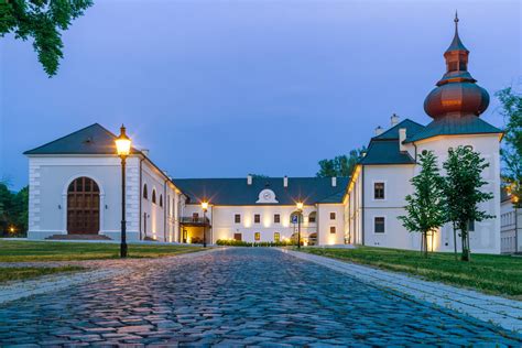 Kaštieľ Oponice na Slovensku počas svadby albánskeho princa
