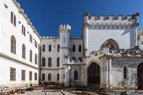 Záber na exteriér renesančného kaštieľa v Červenici pri Sabinove vhodný na svadobné fotografie