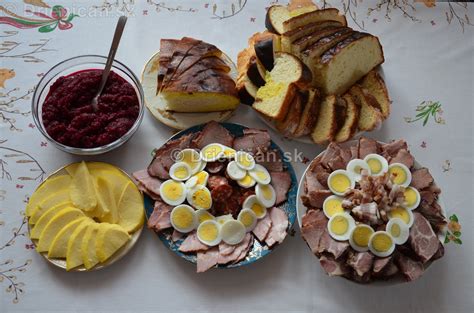 Ilustrácia alebo fotografie zobrazujúce tradičné slovenské veľkonočné jedlá ako sú vajíčka, šunka, syrová hrudka a tradičné koláče.