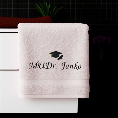 Detailná schéma zdobenia cupcakov s motívom promočnej čiapky