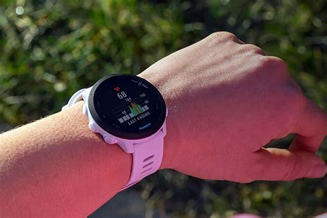 Detailný záber na hodinky Garmin Forerunner 55 na zápästí pri behu