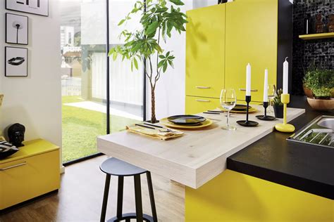 Farebná schéma slávnostného stola s neutrálnou bázou a akcentnými farbami