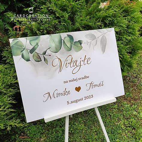 Svadobná tabuľa s mentolovou výzdobou v exteriéri