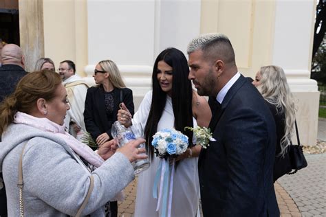 Tematická fotografia Zuzany Plačkovej a Reného Strausza počas ich svadobného dňa v kostole, zachytávajúca ich spoločné šťastie